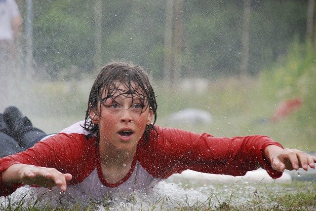 chlapec sportuje v dešti