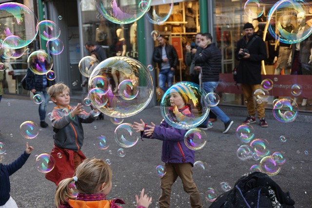 děti a bubliny na ulici