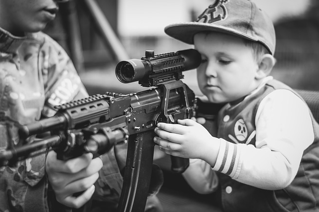 chlapec a vojenská zbraň