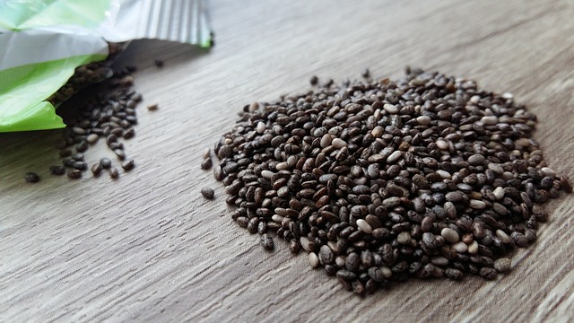 Hromádka semen vysypaných na stole